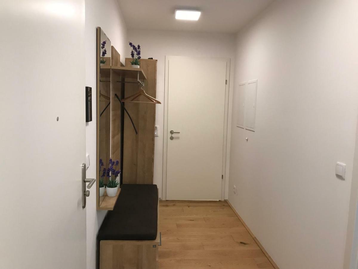 Apartamento Spacious, Modern 1-bdrm Apt near VIC&Austria Ctr Viena Exterior foto