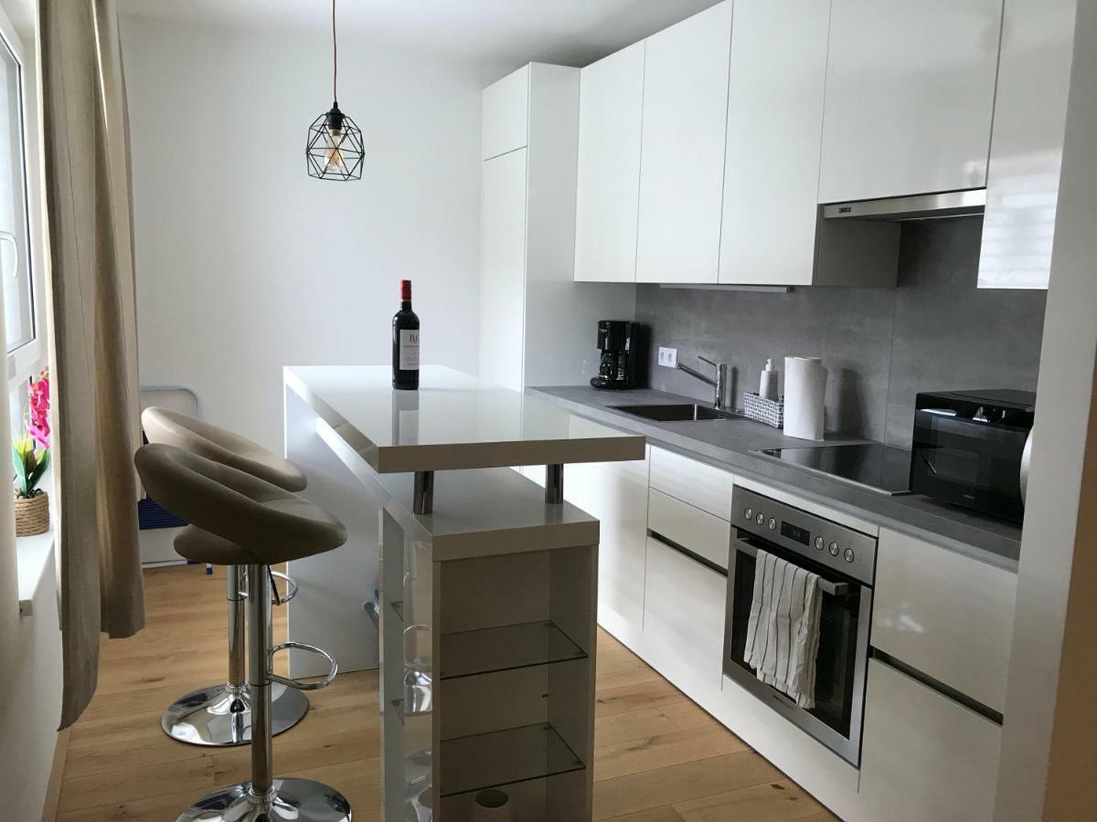 Apartamento Spacious, Modern 1-bdrm Apt near VIC&Austria Ctr Viena Exterior foto