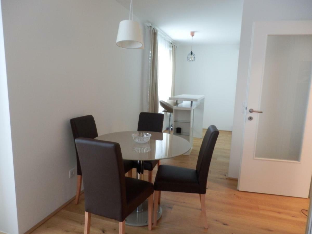 Apartamento Spacious, Modern 1-bdrm Apt near VIC&Austria Ctr Viena Exterior foto