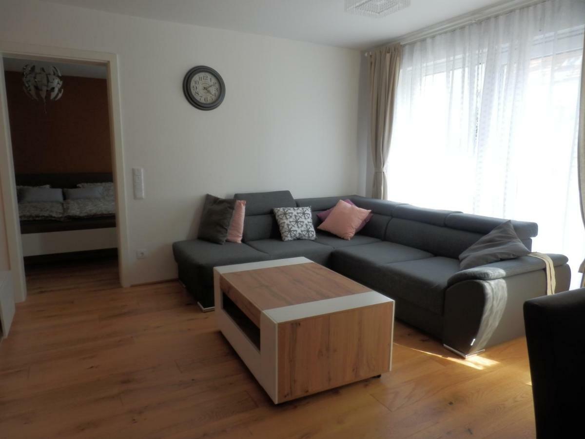 Apartamento Spacious, Modern 1-bdrm Apt near VIC&Austria Ctr Viena Exterior foto