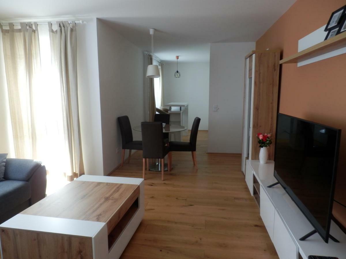 Apartamento Spacious, Modern 1-bdrm Apt near VIC&Austria Ctr Viena Exterior foto