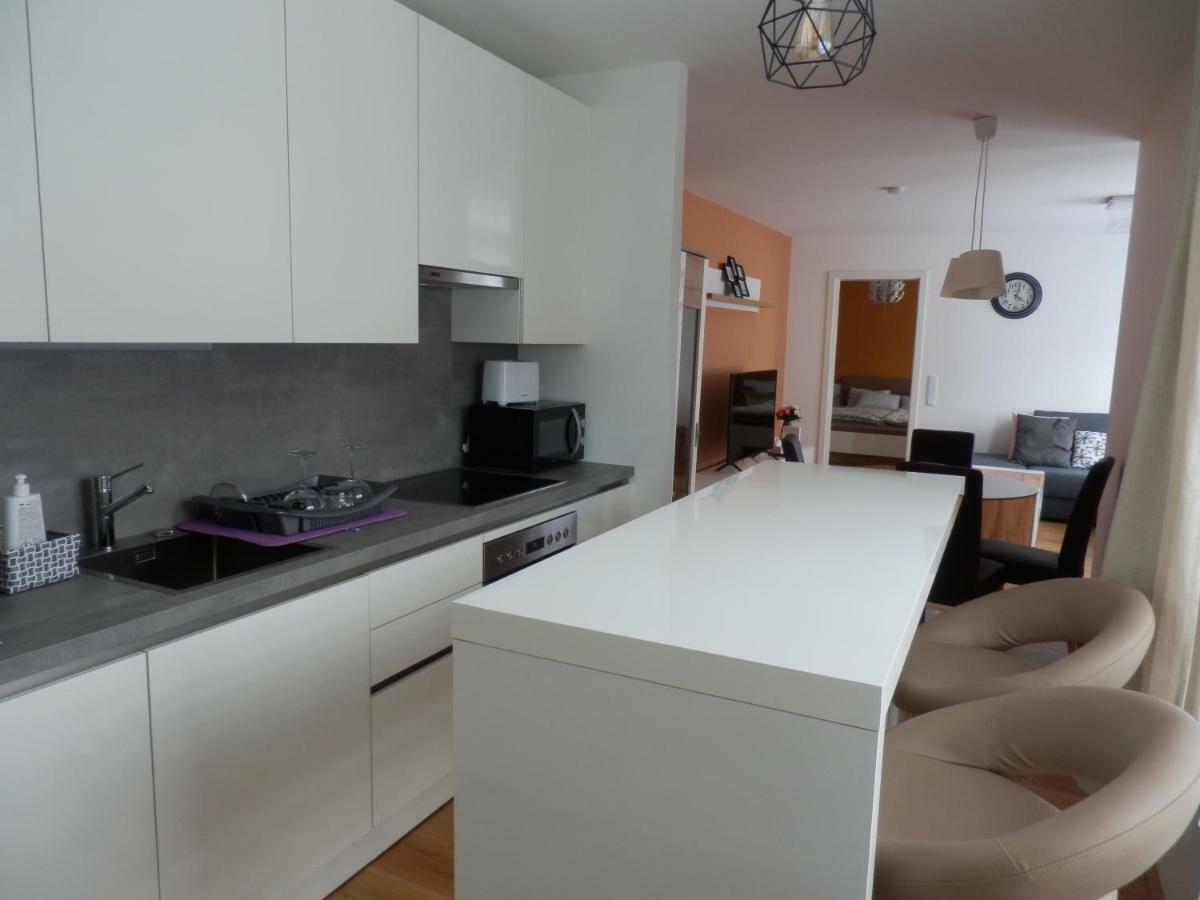 Apartamento Spacious, Modern 1-bdrm Apt near VIC&Austria Ctr Viena Exterior foto