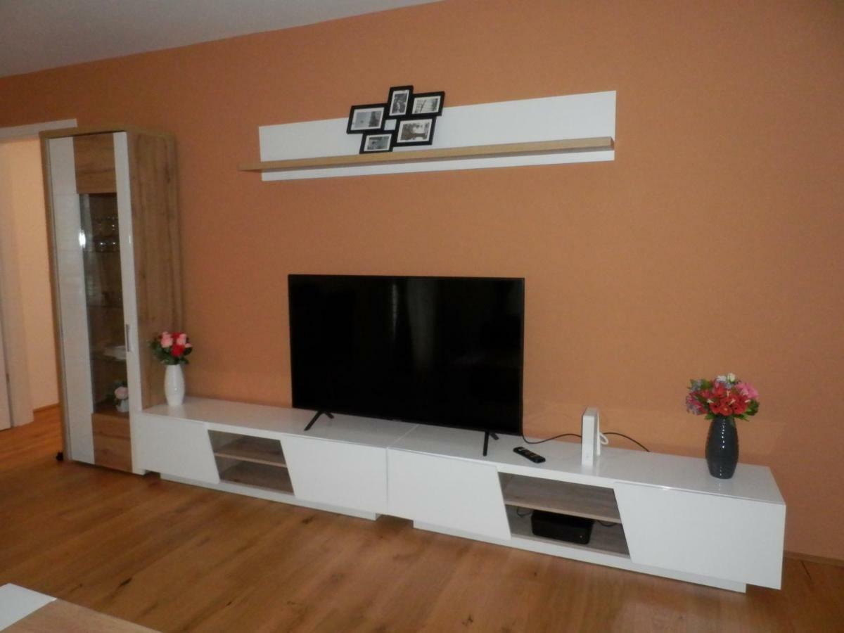 Apartamento Spacious, Modern 1-bdrm Apt near VIC&Austria Ctr Viena Exterior foto