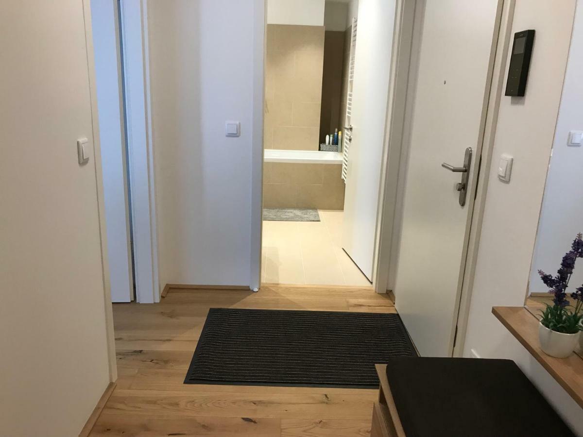 Apartamento Spacious, Modern 1-bdrm Apt near VIC&Austria Ctr Viena Exterior foto