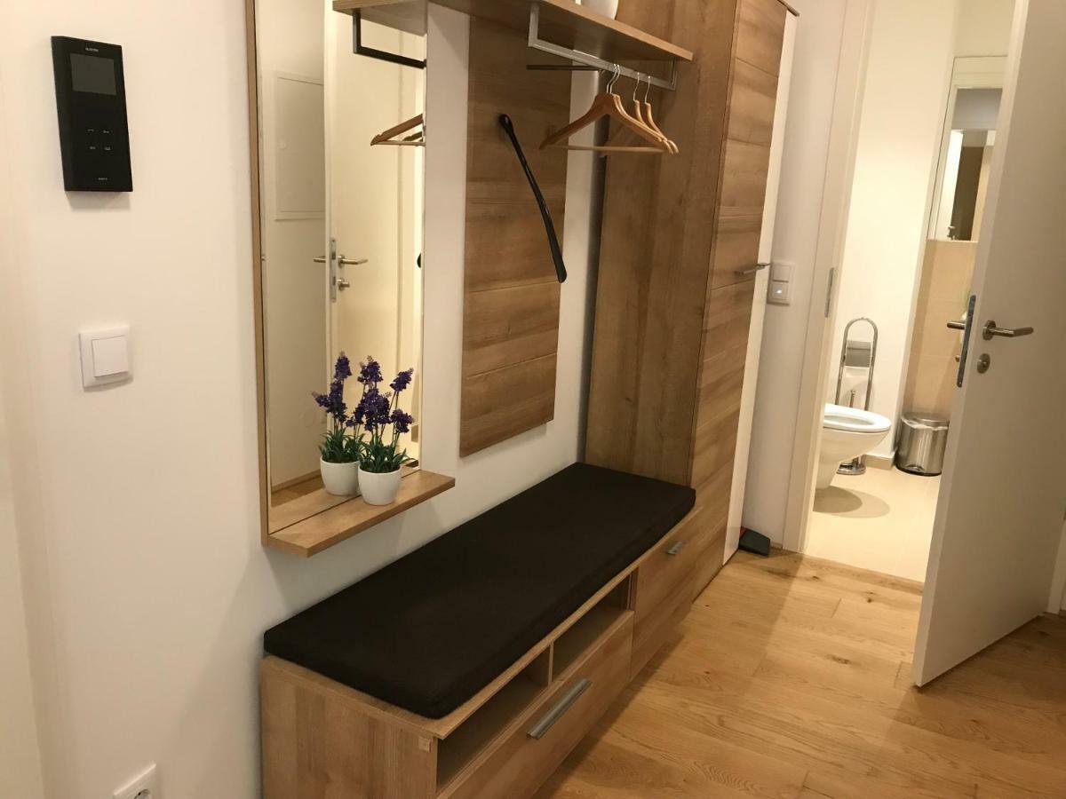 Apartamento Spacious, Modern 1-bdrm Apt near VIC&Austria Ctr Viena Exterior foto