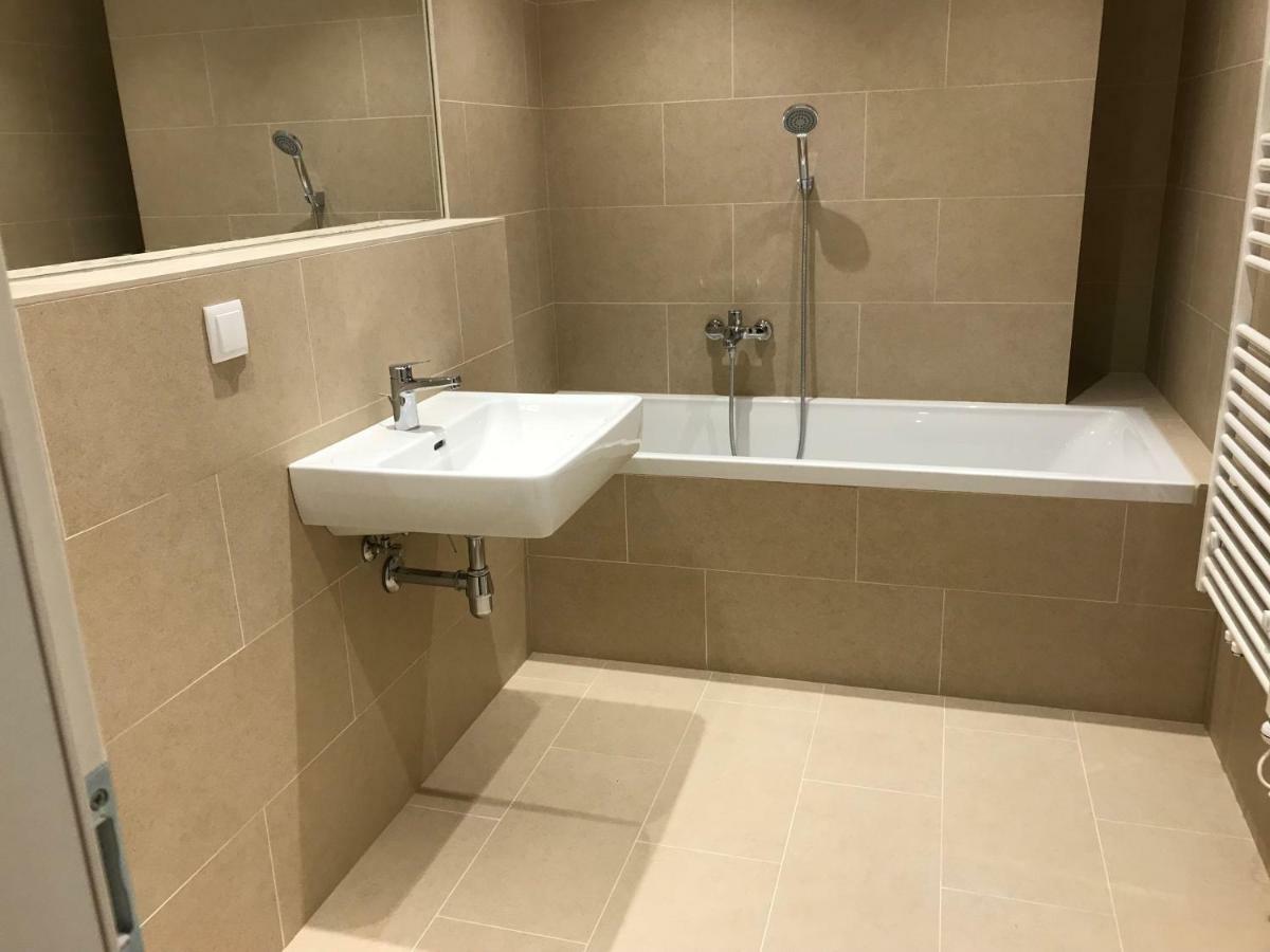 Apartamento Spacious, Modern 1-bdrm Apt near VIC&Austria Ctr Viena Exterior foto