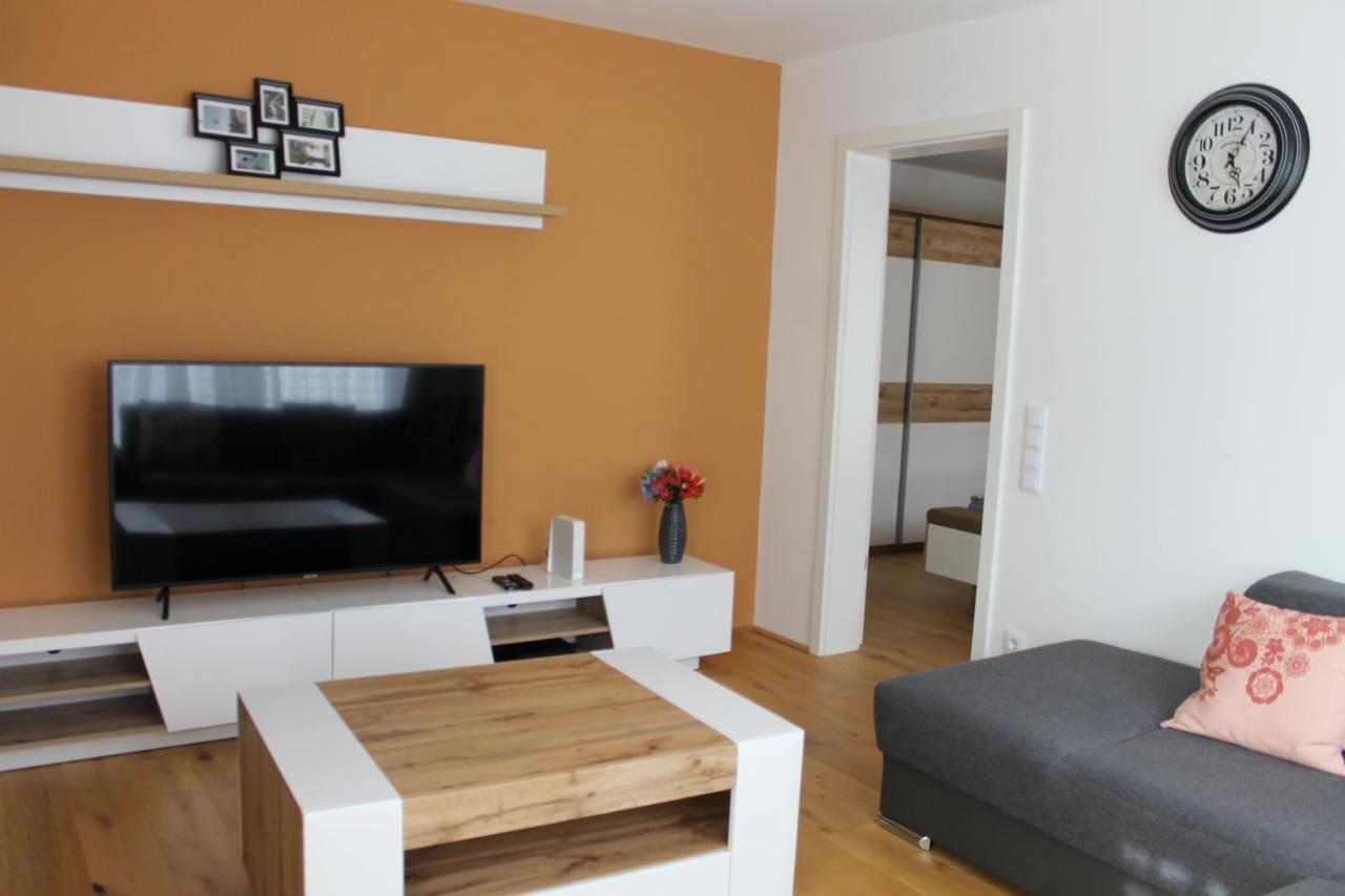 Apartamento Spacious, Modern 1-bdrm Apt near VIC&Austria Ctr Viena Exterior foto