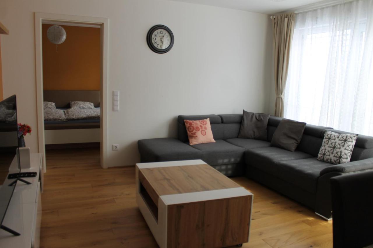 Apartamento Spacious, Modern 1-bdrm Apt near VIC&Austria Ctr Viena Exterior foto